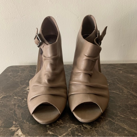 Steve Madden Shoes - Tan Leather Steve Madden Chunky Heel / Pump Size 8